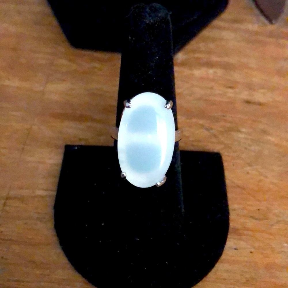 Vintage moonstone ring 💍 large moonstone In a elegant but simple setting size 7